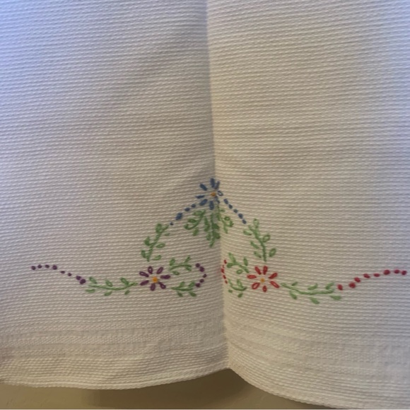 Hand Embroidered Tea Towel 40” x 15” of Lazy Daisy Design on White Towel Vintage - Picture 4 of 5